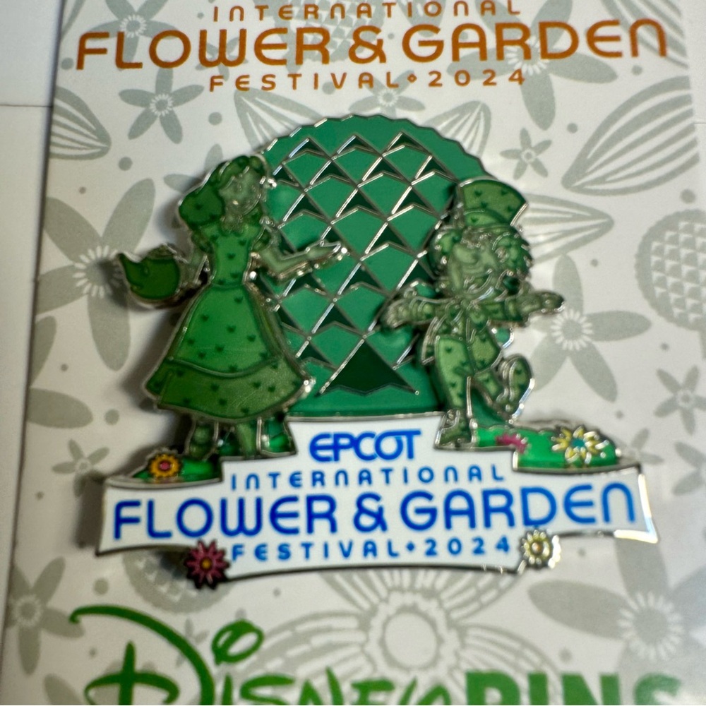 This limited release pin features Alice in Wonderland topiary Epcot